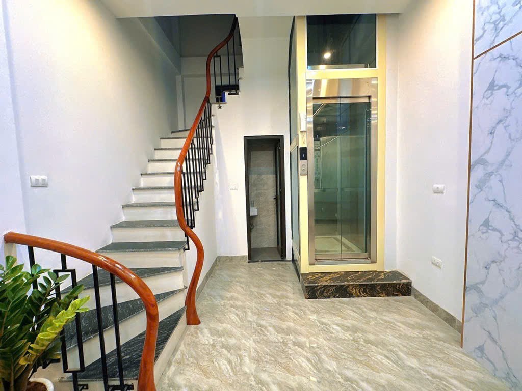 Hiếm! Hơn 7 Tỷ xíu có Thang Máy – Nhà Đẹp Trung Tâm Thụy Khuê -30/33m x 6 tầng - sổ đỏ sẵn 2