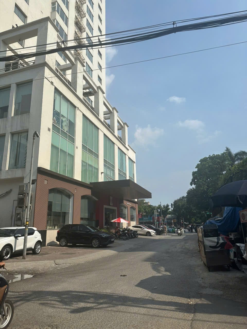 Chính chủ bán nhà lô góc ngõ 106 Hoàng Quốc Việt 81m2x3,5t giá 29.9 tỷ.Lh 0888486262.