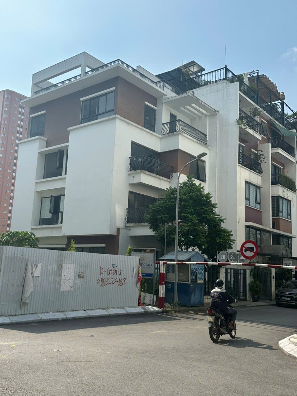 Chính chủ bán nhà lô góc ngõ 106 Hoàng Quốc Việt 81m2x3,5t giá 29.9 tỷ.Lh 0888486262. 2