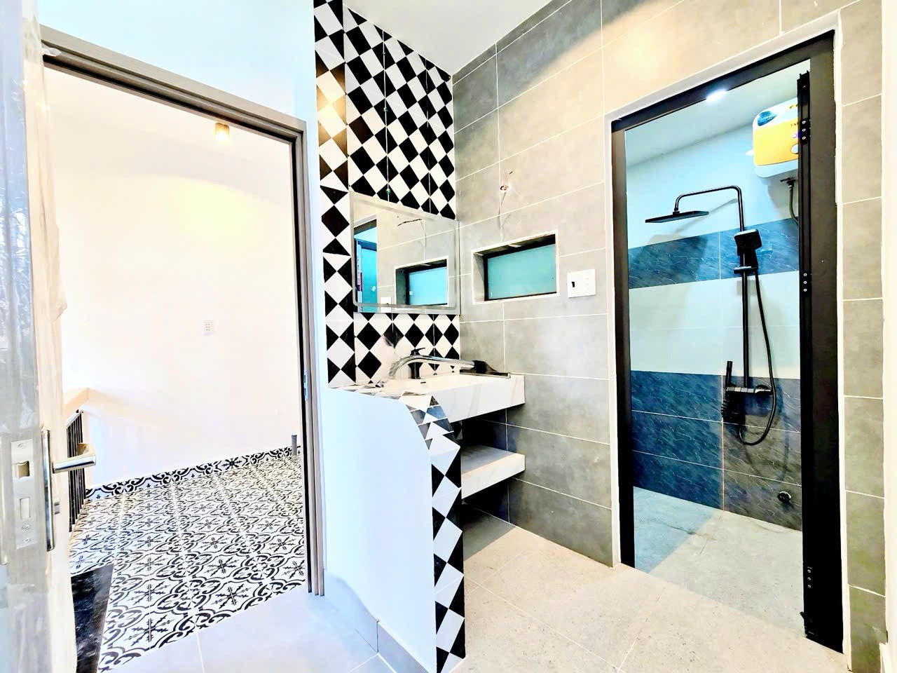 5 Tỷ nhỉnh- Hoàng Diệu Quận 4- nhà mới 100% ngang hơn 4m- 3 tầng 3 phòng đủ nội thất. VŨ 0933910039 4