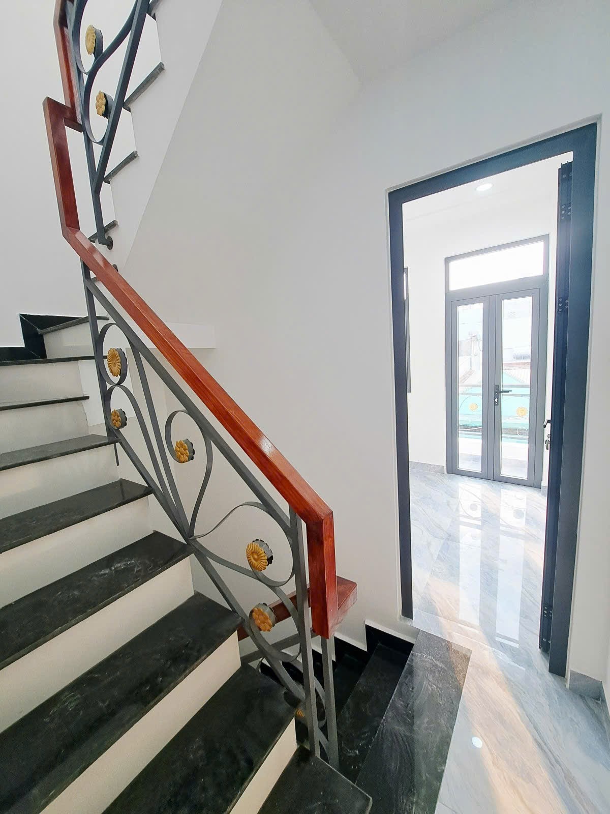 CHIẾN LƯỢC GIÁP TÂN HÒA ĐÔNG HẺM XE HƠI - 27M2 4 TẦNG ĐÚC 4PN 3WC SÂN THƯỢNG CHỈ 4.5 TỶ 10
