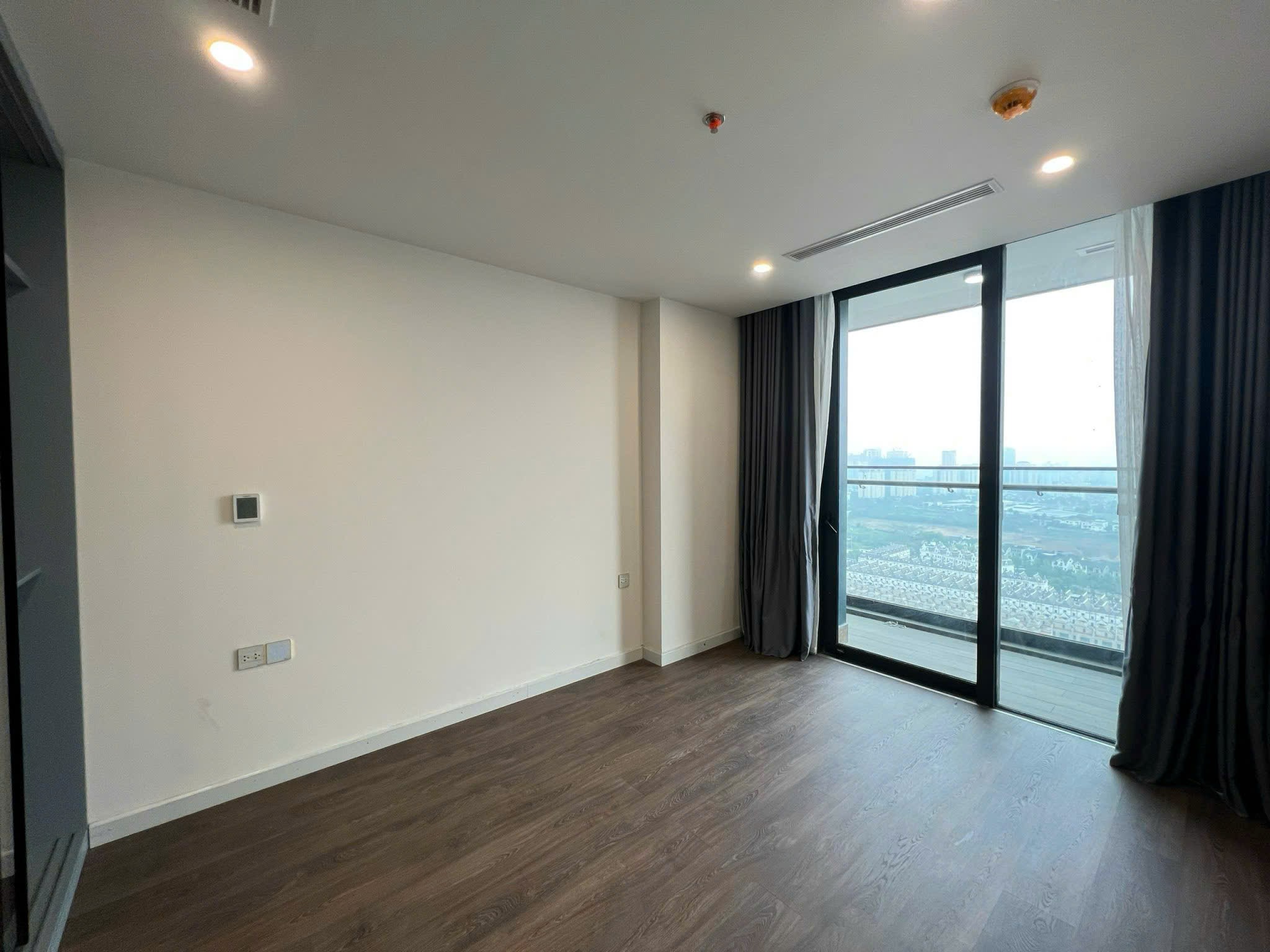 CHO THUÊ CH GÓC 3PN SUNSHINE GOLDEN RIVER  VIEW CÔNG VIÊN 66HA  30 TRIỆU/THÁNG 2