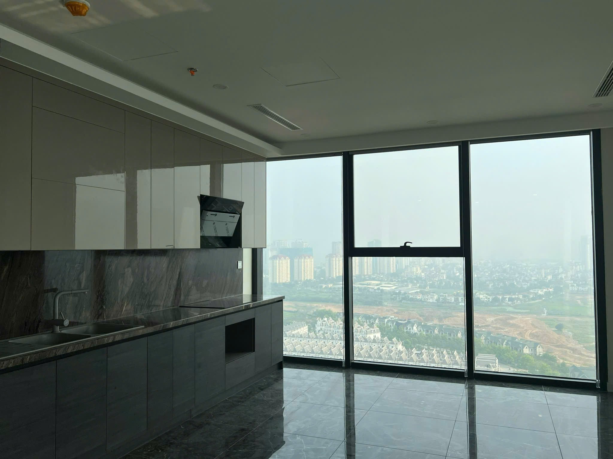 CHO THUÊ CH GÓC 3PN SUNSHINE GOLDEN RIVER  VIEW CÔNG VIÊN 66HA  30 TRIỆU/THÁNG 4