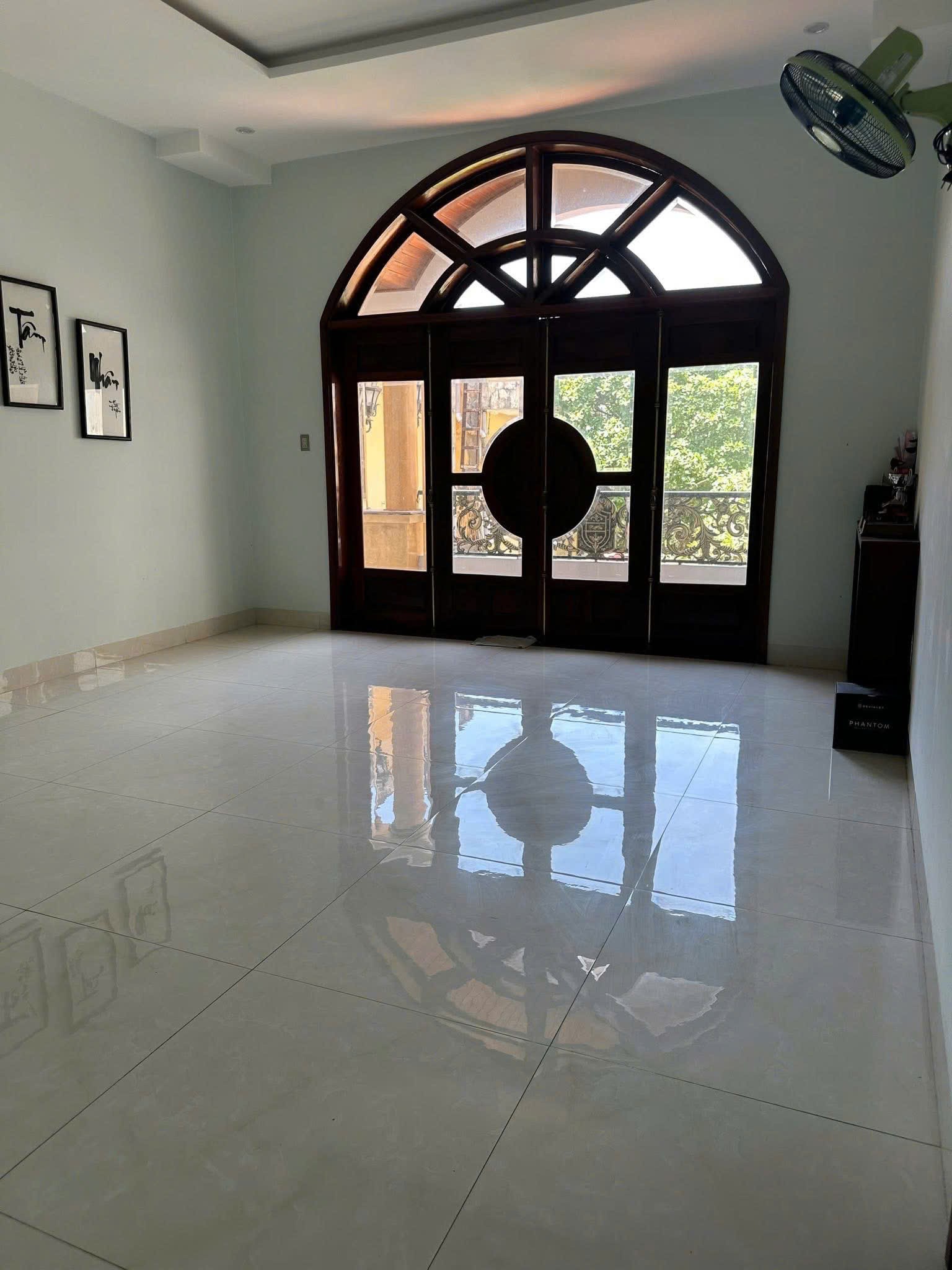 Cho thuê nhà đường Núi thành Hải Châu mặt tiền biệt thự nguyên căn 700m2  giá tốt 5