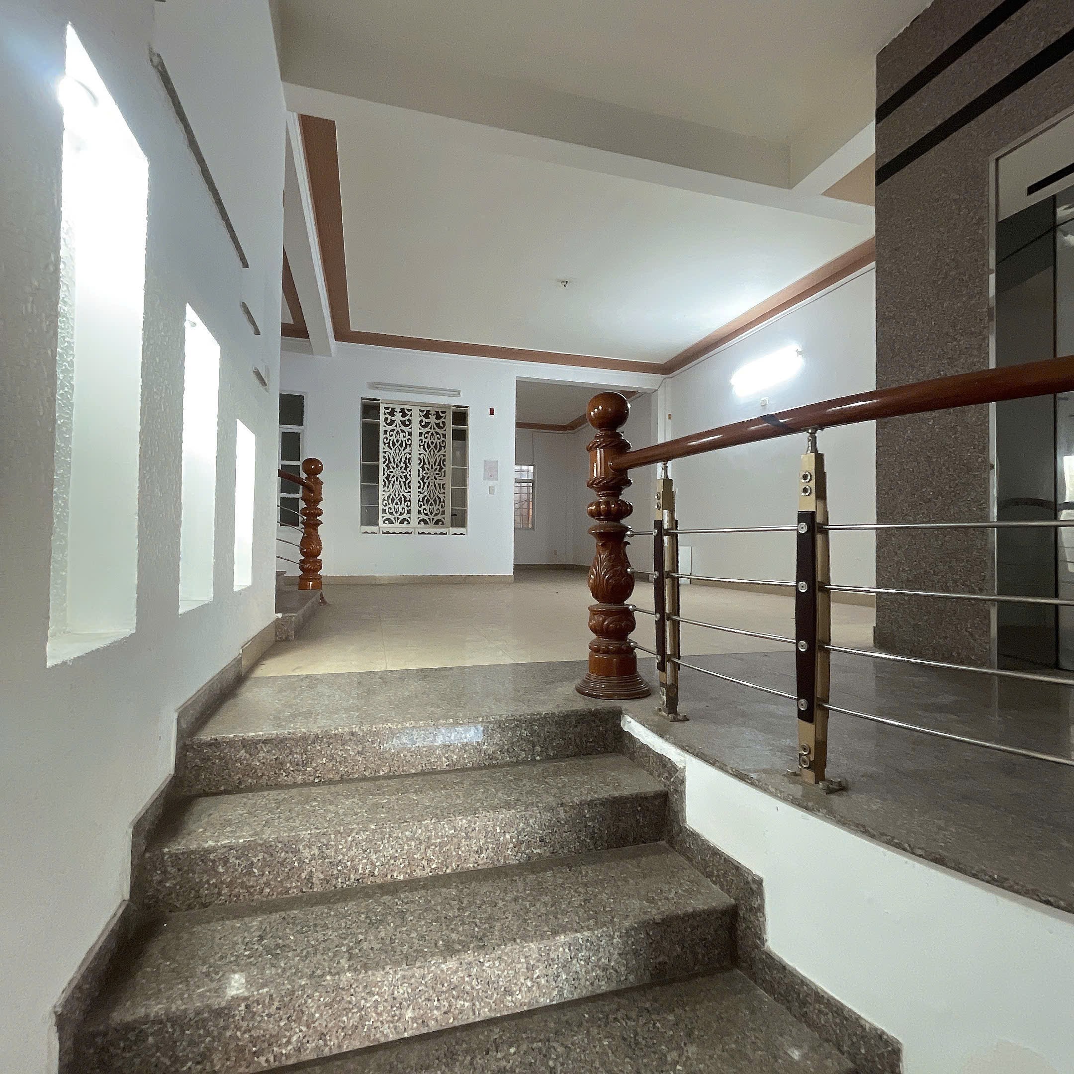 Cho Thuê Nhà Mặt Tiền Đường 2/9 Hải Châu 750m² – Giá Chỉ 50 Triệu, có thang máy 2