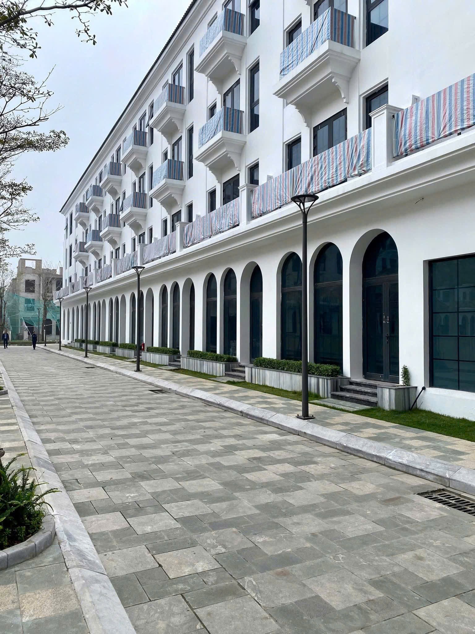Bán SH Mặt Đ.21m Sunshine Golden River  Trục Chính Kết Nối Ciputra – Lotte Mall – Hồ Tây  Sổ Đỏ. 4
