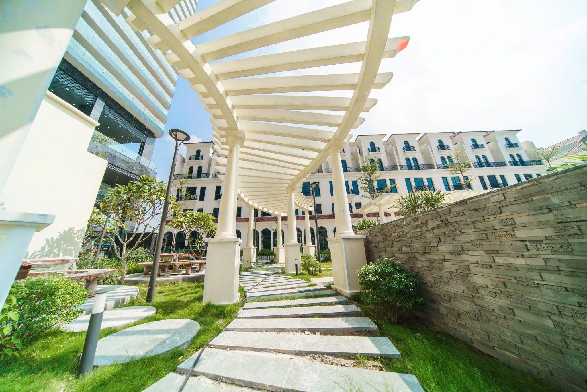 BÁN SHOPHOUSE SUNSHINE GOLDEN RIVER – 96.24M² – GIÁ CHỈ 47 TỶ 3