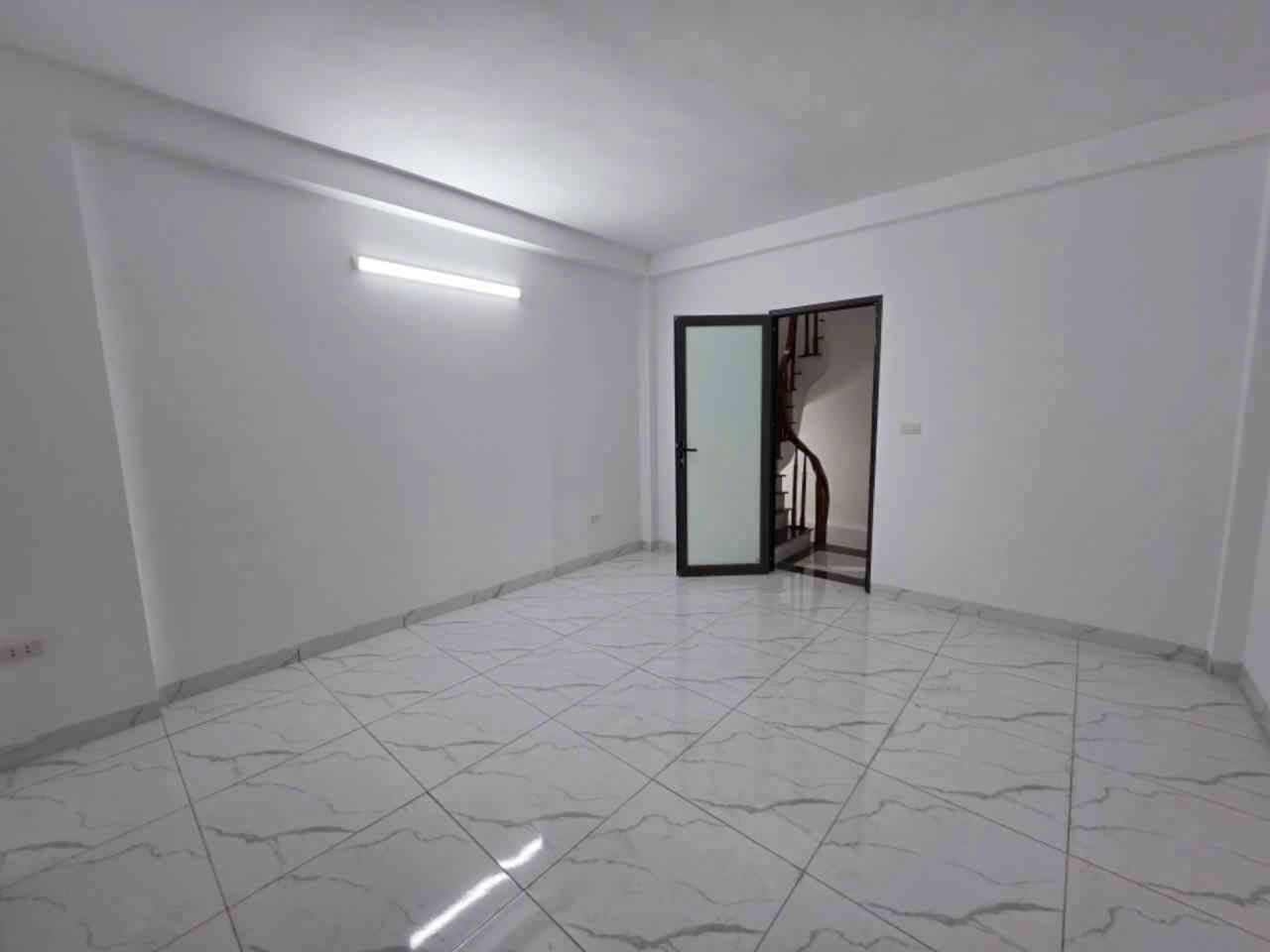 NHÀ THẠCH BÀN, CỔ LINH  6 TẦNG – Ô TÔ ĐỖ CỔNG – GẦN HỒ ĐIỀU HOÀ VÀ AEON MAIL – CHỈ 7,X TỶ 4