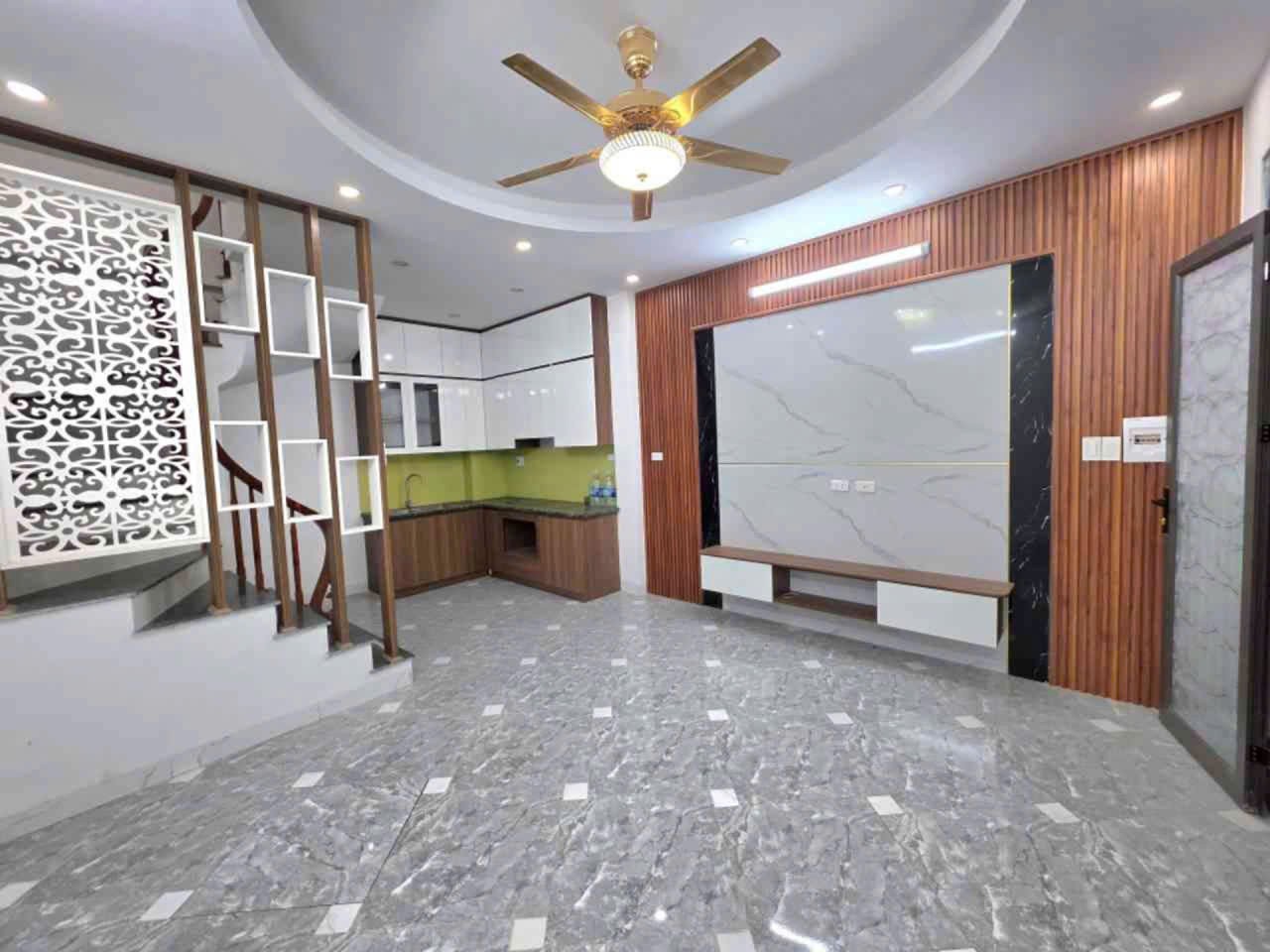 NHÀ THẠCH BÀN, CỔ LINH  6 TẦNG – Ô TÔ ĐỖ CỔNG – GẦN HỒ ĐIỀU HOÀ VÀ AEON MAIL – CHỈ 7,X TỶ 2