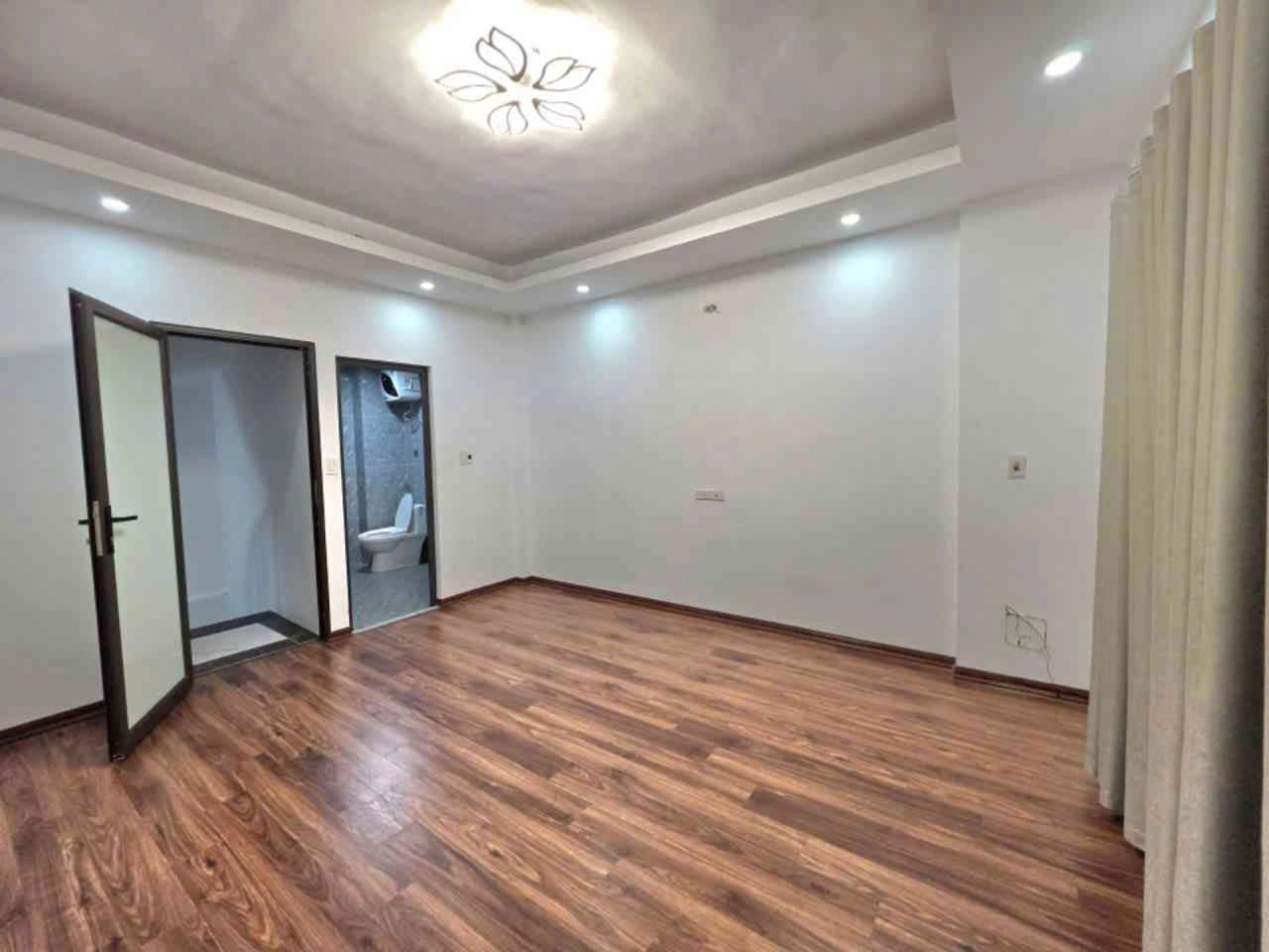 NHÀ THẠCH BÀN, CỔ LINH  6 TẦNG – Ô TÔ ĐỖ CỔNG – GẦN HỒ ĐIỀU HOÀ VÀ AEON MAIL – CHỈ 7,X TỶ 3