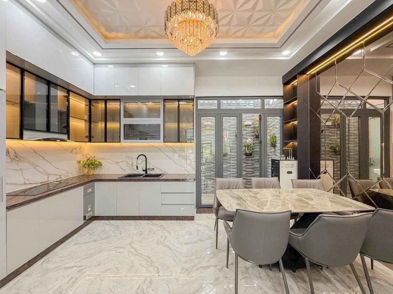 Nhà đẹp tân cổ điển, có thang máy, 4 tầng lung linh, khu cán bộ ở đông 3