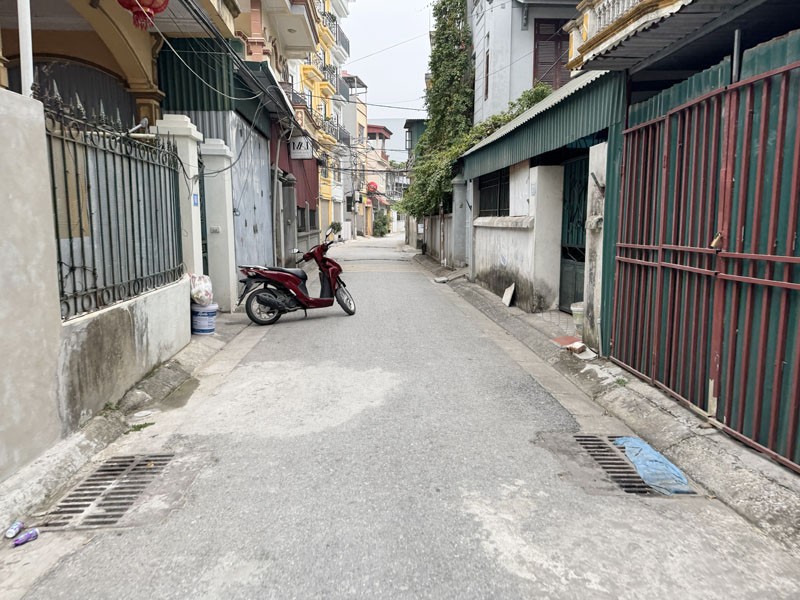 Cần bán 136,76m2 đất ngõ 51 Phố Giang Biên. Đường thông ô tô, gần trường chợ