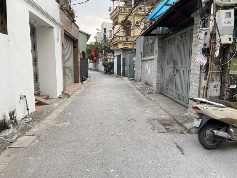 Cần bán 136,76m2 đất ngõ 51 Phố Giang Biên. Đường thông ô tô, gần trường chợ 2