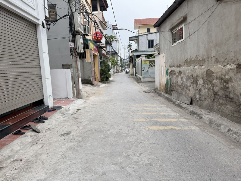 Cần bán 136,76m2 đất ngõ 51 Phố Giang Biên. Đường thông ô tô, gần trường chợ 3