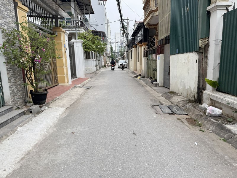Cần bán 136,76m2 đất ngõ 51 Phố Giang Biên. Đường thông ô tô, gần trường chợ 4