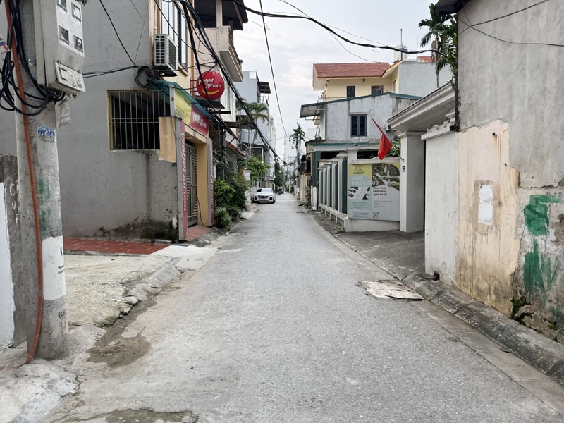 Cần bán 136,76m2 đất ngõ 51 Phố Giang Biên. Đường thông ô tô, gần trường chợ 5