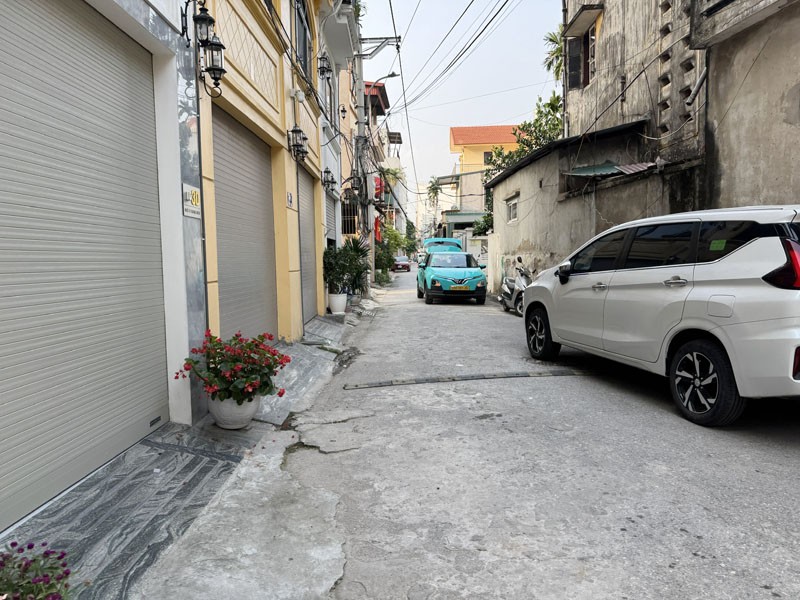 Cần bán 136,76m2 đất ngõ 51 Phố Giang Biên. Đường thông ô tô, gần trường chợ 6