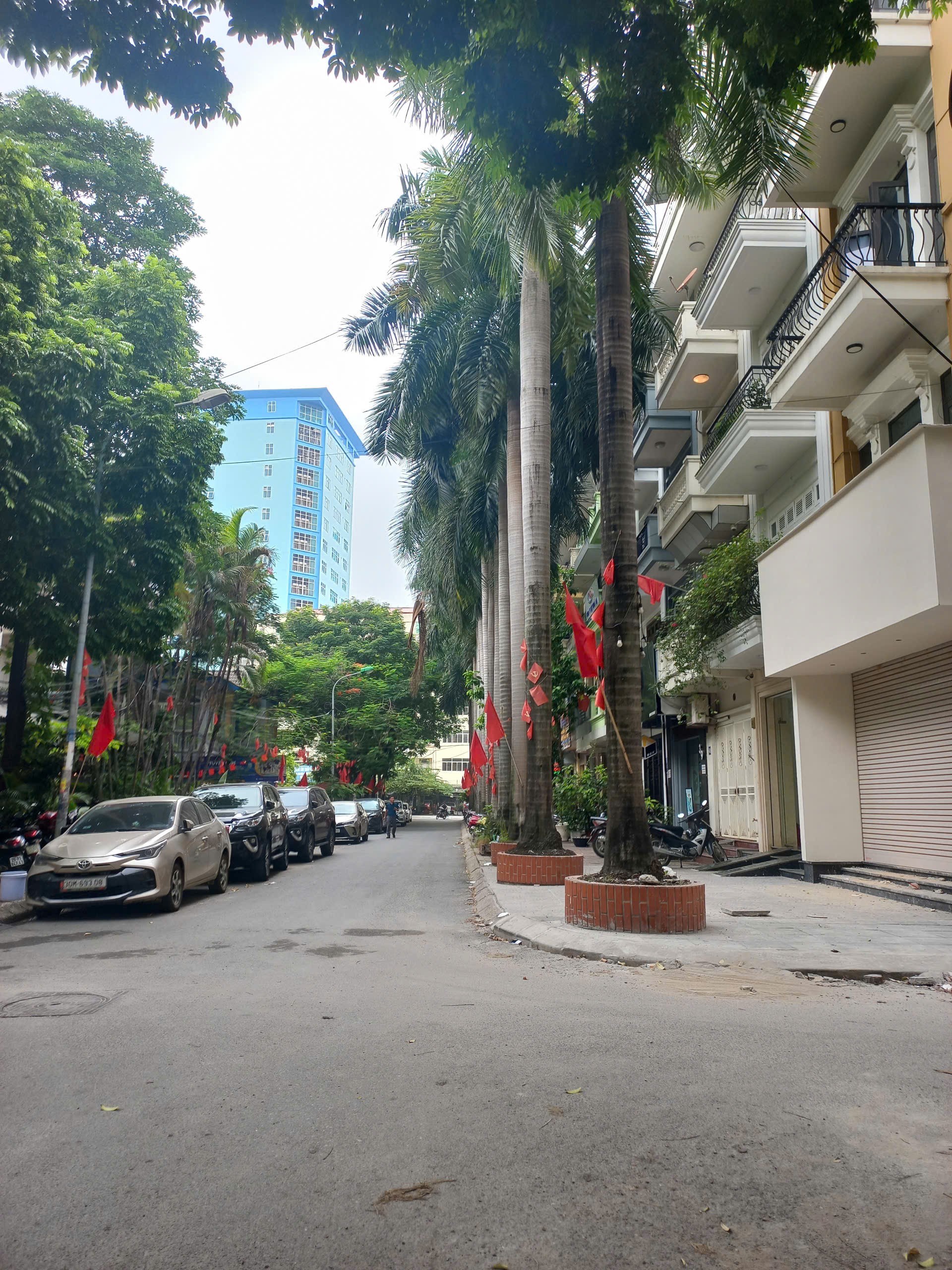 BÁN NHÀ ĐỖ QUANG, PHÂN LÔ VỈA HÈ 52M2 MT4M, OTO TRÁNH, KINH DOANH, VP, 26.X TỶ 2