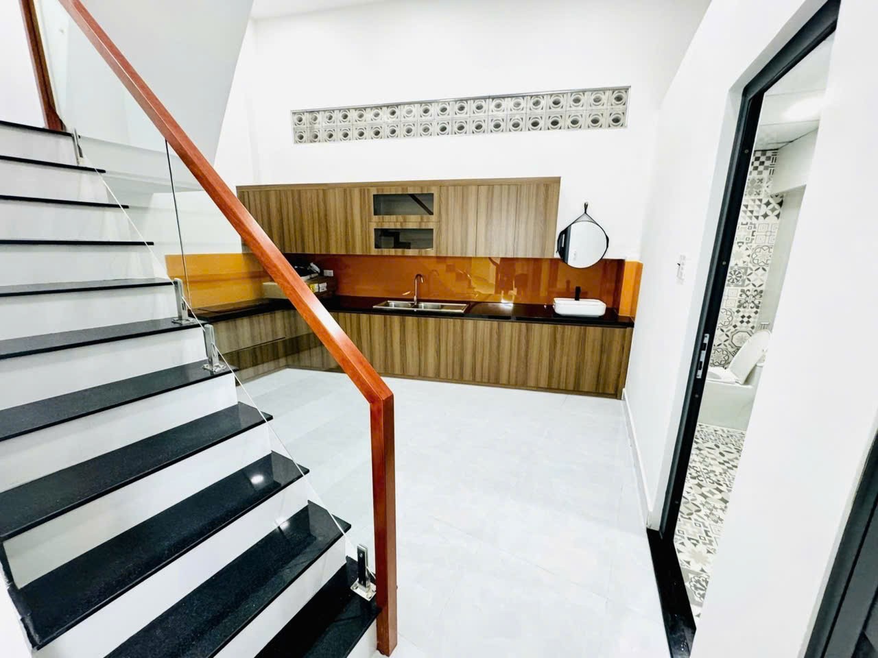 Bán nhà Q10 Cách mạng tháng 8 ngang 6m 4 tầng 95m2: 8,9 tỷ. Trí 0967638168 3