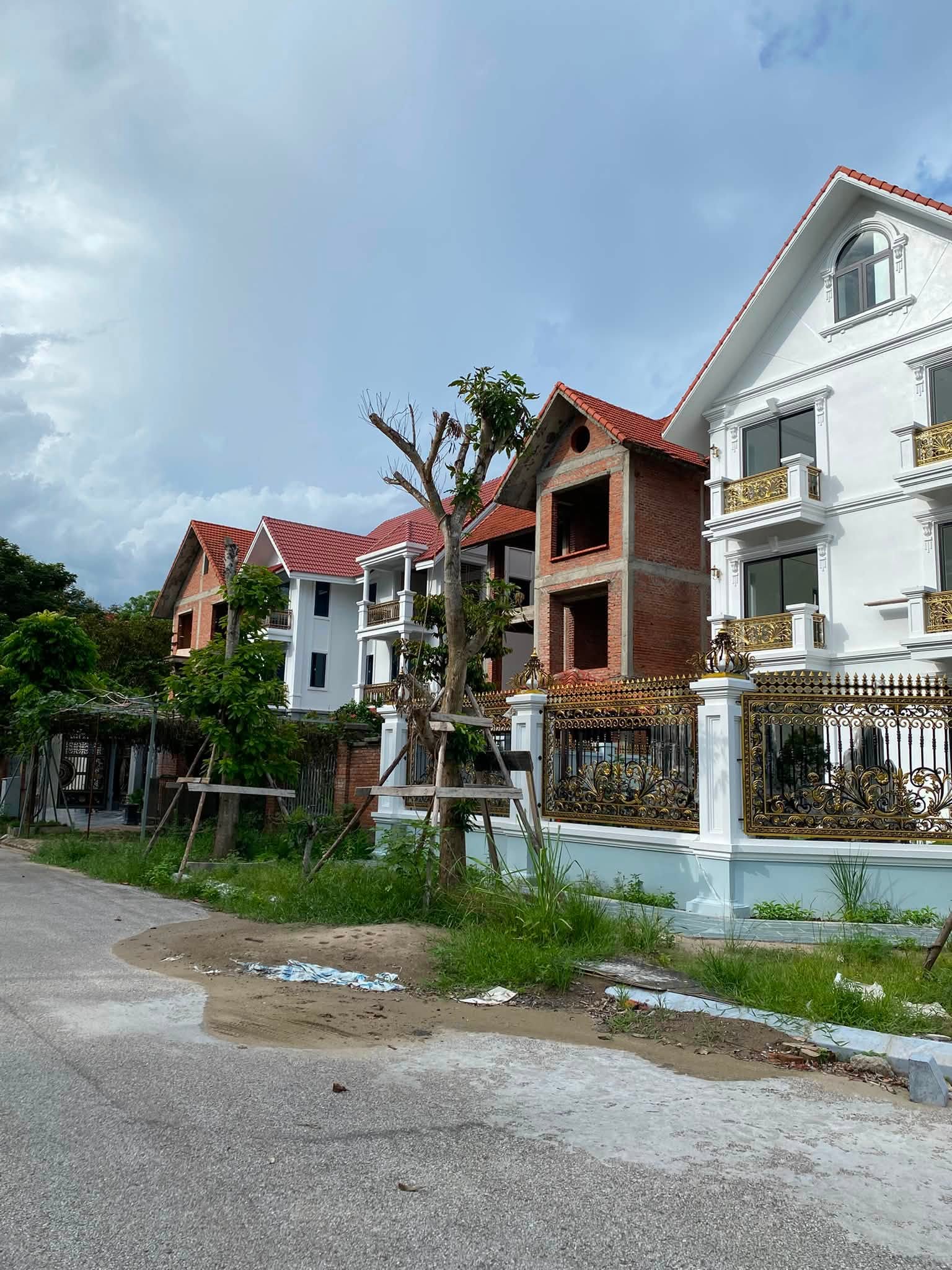 Biệt thự 3T xây thô khu biệt thự Quang Minh, DT 325m2, MT13, 21 tỷ Mê Linh 2