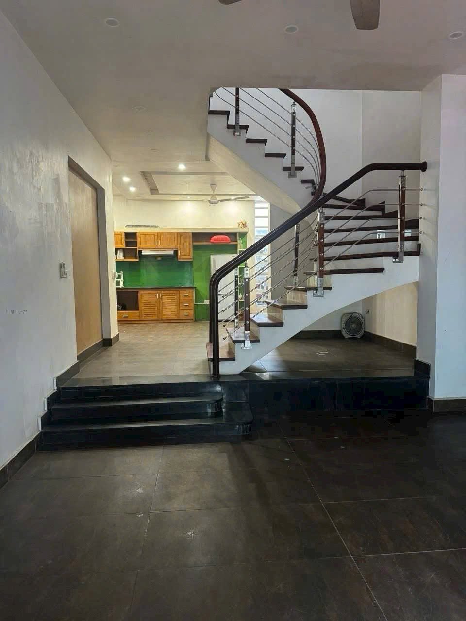 Cho thuê căn biệt thự mini 2 tầng mặt phố khu Hải Tân, TP Hải Dương, 128m2, 4 ngủ, sân cổng, giá tố 3