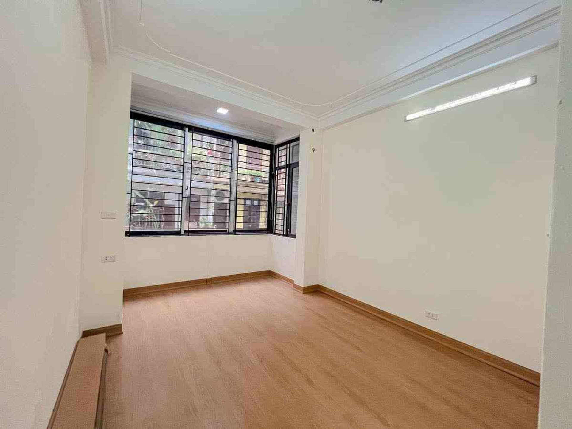 Phố Lâm Hạ Long Biên 10 tỷ 60m ô tô phân lô đỗ cửa,sổ đỏ vuông 5