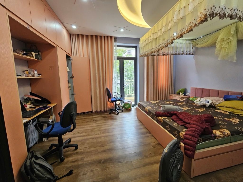Bán nhà Lâm Hạ Long Biên 10 tỷ 50m ô tô đỗ cửa,sổ đỏ 4