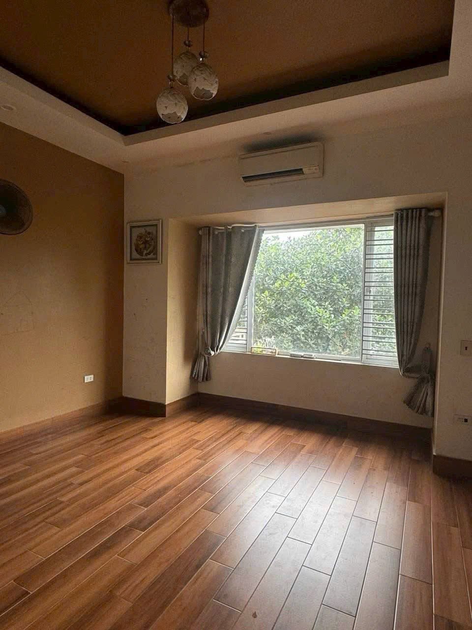 Cho thuê căn biệt thự mini 2 tầng mặt phố khu Hải Tân, TP Hải Dương, 128m2, 4 ngủ, sân cổng, giá tố 4
