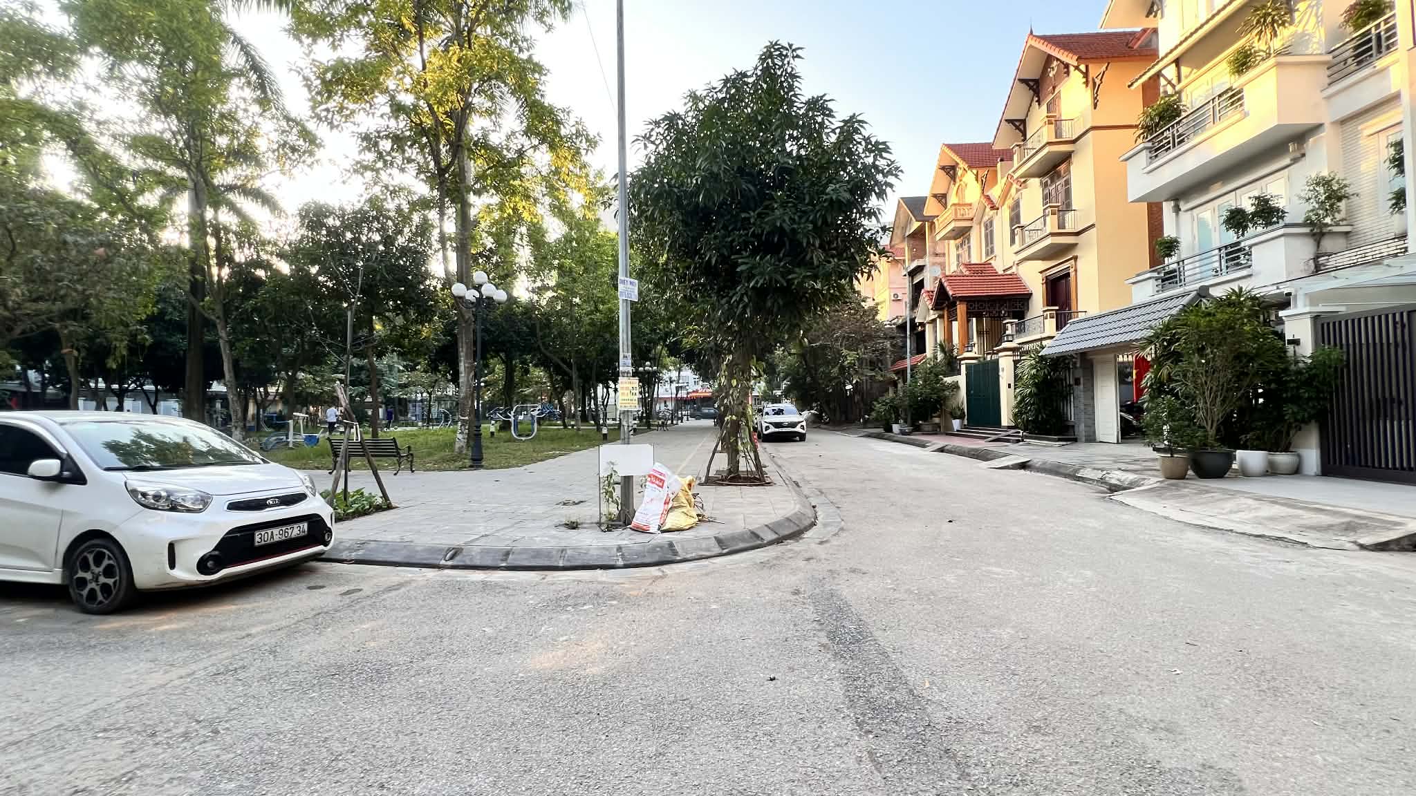 biệt thự lô góc Sài Đồng, 3 mặt vỉa hè , ôtô tránh, view công viên cây xanh 2