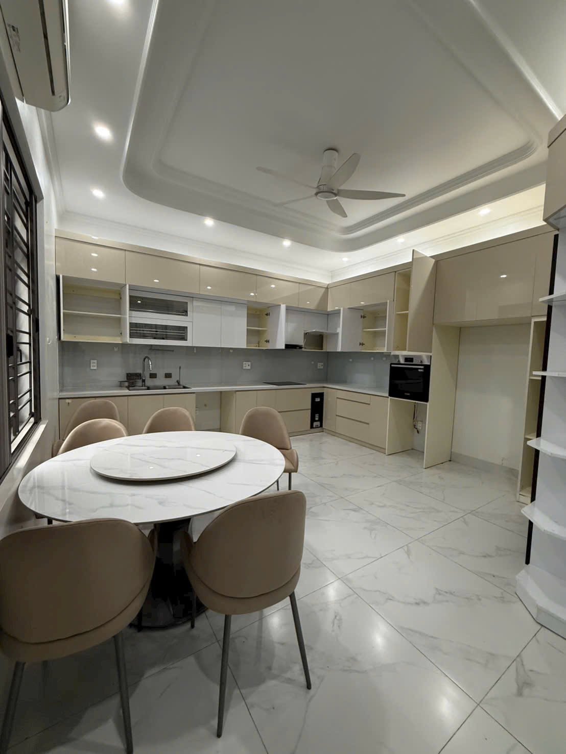 Bán nhà căn góc mặt phố Đặng Thai Mai, ph Tân Bình, TP Hải Dương, 73m2, 3 ngủ, 3 vs, nhà đẹp, giá t 3