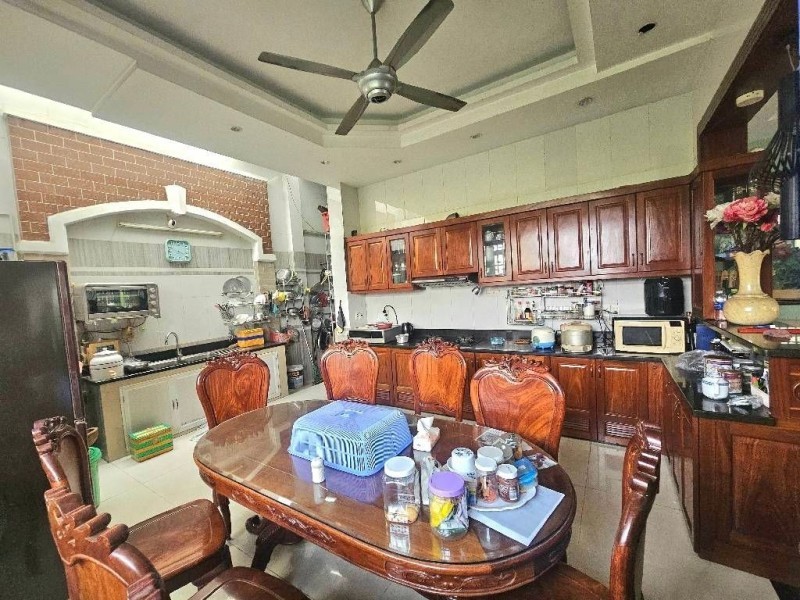 Bán nhà mặt phố đường Số 4C, Linh Xuân, Thủ Đức, TP HCM. DT 120 m2, 4 tầng, Giá 9.25  tỷ, sổ hồng 3