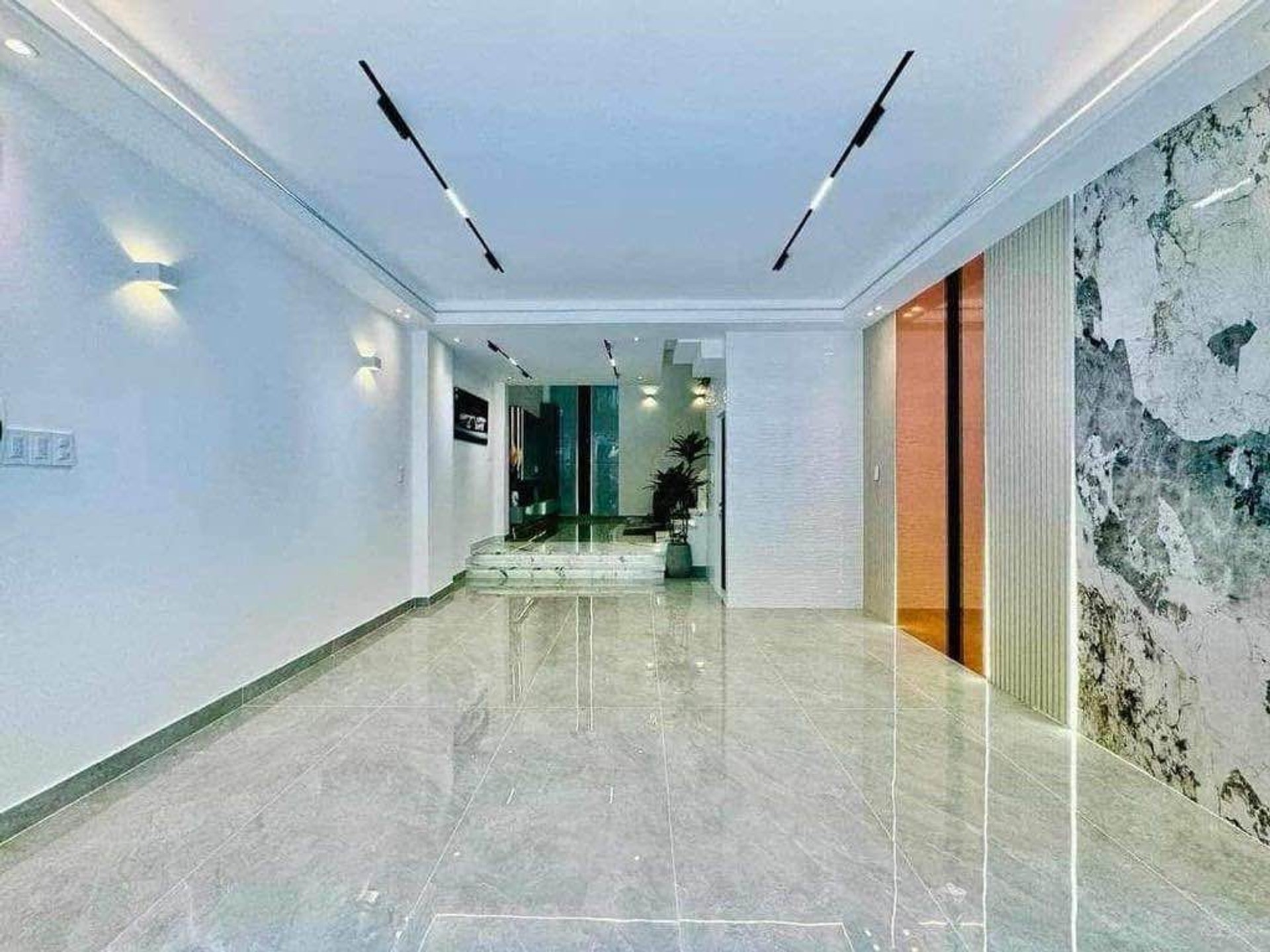 Phố Việt Hưng 10 tỷ thang máy,50m sổ đỏ Long Biên 2