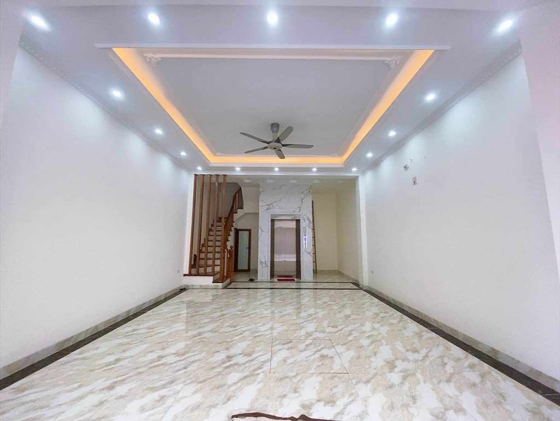 Nhà mới Lâm Hạ 12 tỷ 60m ô tô đỗ cửa,sổ đỏ Long Biên 2