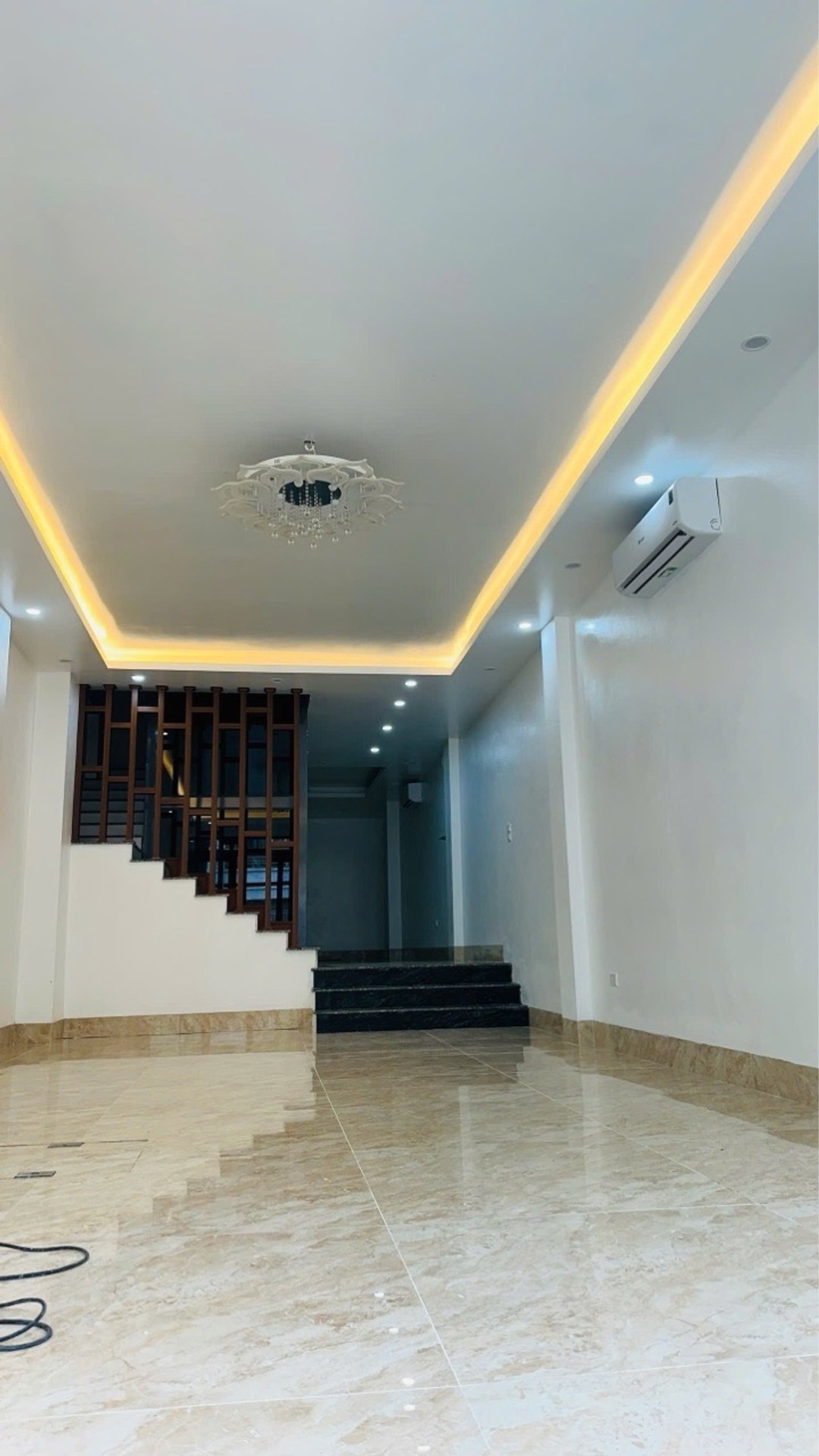 Chuyển nhà Đức Giang Long Biên 9 tỷ 50m gần phố lớn đường to 4
