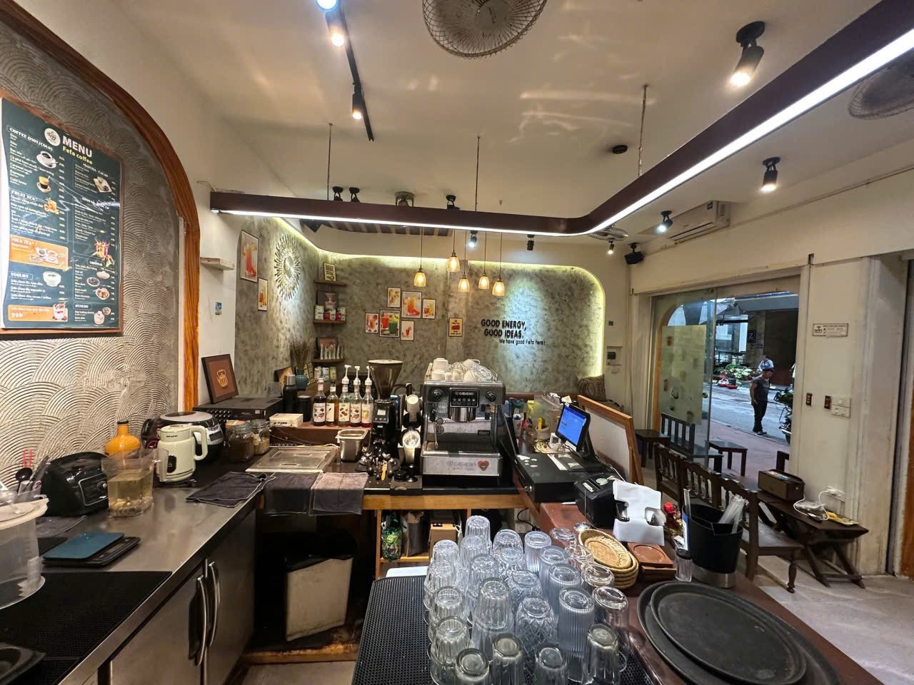 Sang nhượng quán cafe mặt ngõ ô tô tránh Đỗ Quang - Cầu Giấy 3