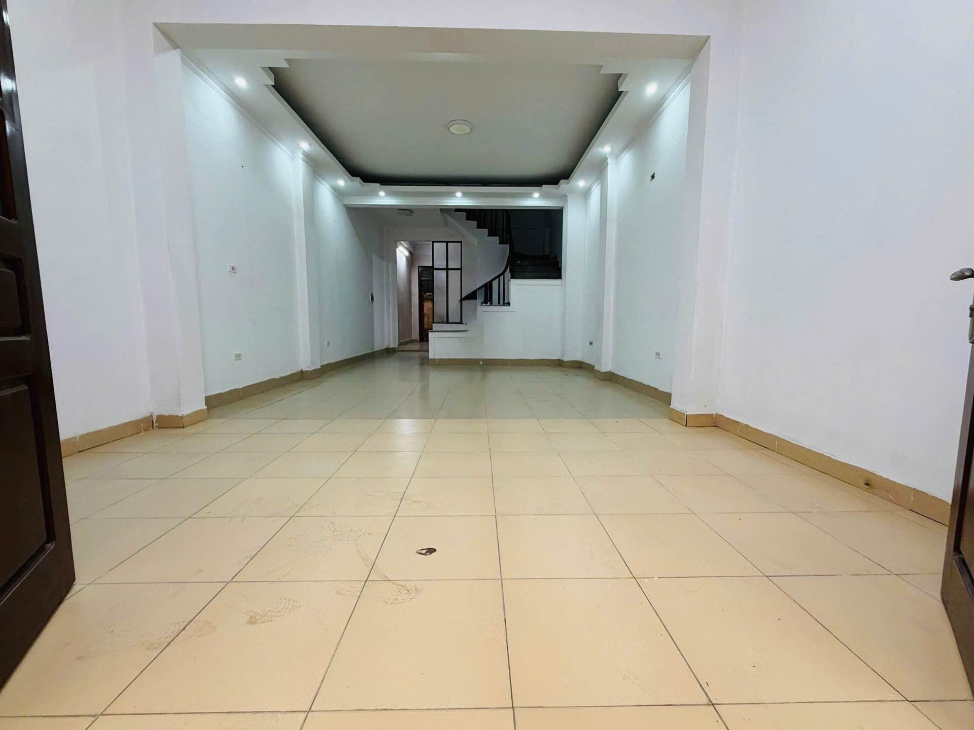 Bán nhà Bồ Đề 10 tỷ gần phố ngõ nông thoáng rộng 4