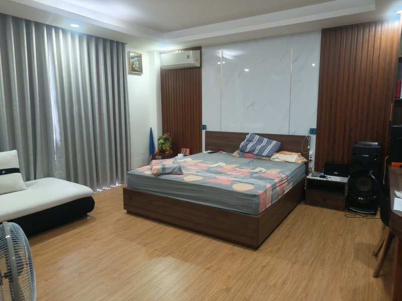Bán nhà  đường Số 9, Linh Trung, Thủ Đức, TP HCM. DT 107m2, 4 tầng, giá 15.8 tỷ. 4