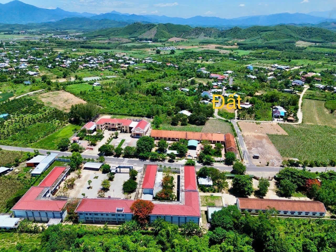 Bán đất Diên Đồng thôn Đồng Trăn 1 mặt tiền đường nhựa rộng 7m bên hông Uỷ ban đi vào 2