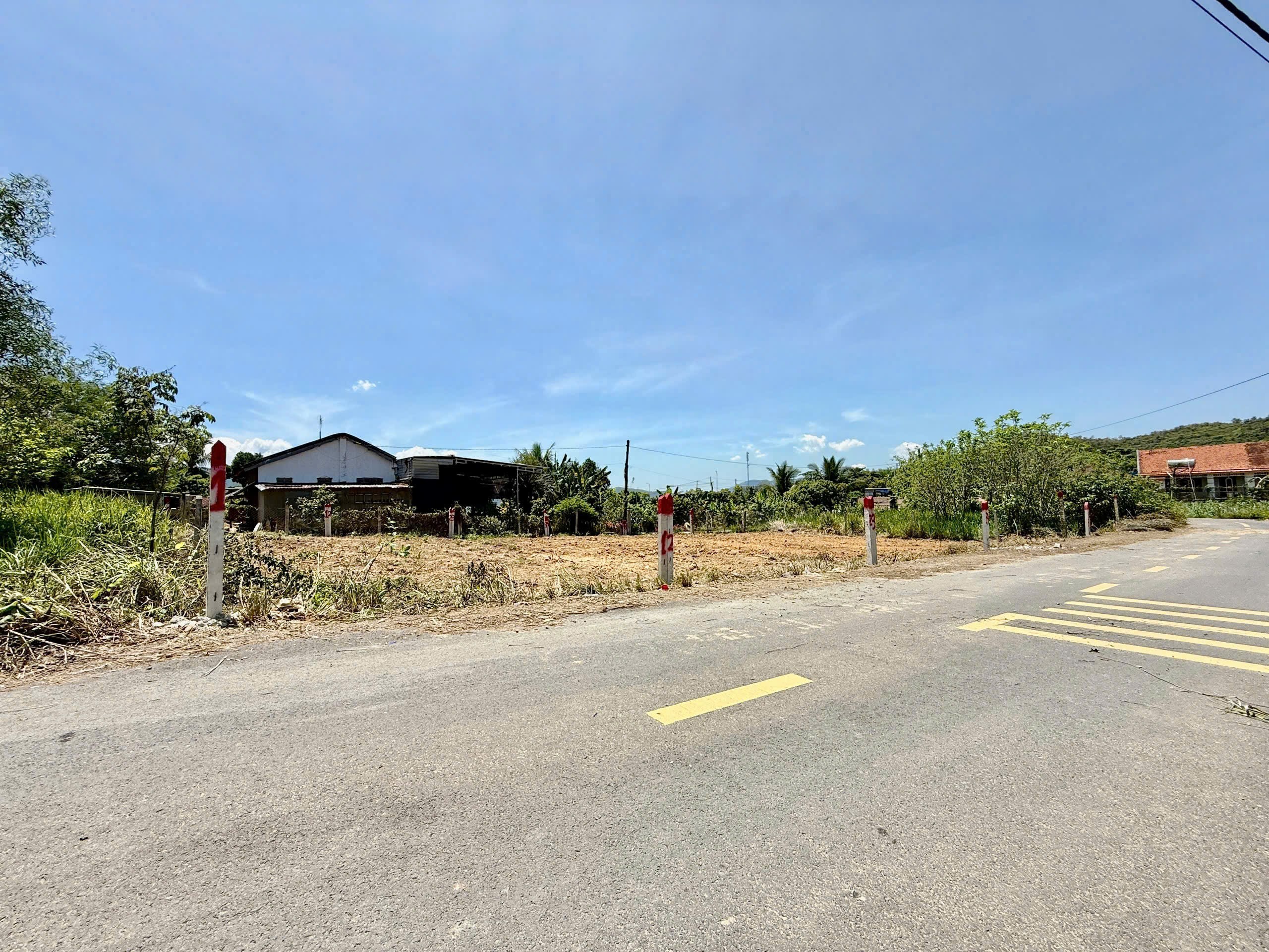 Bán đất Diên Đồng thôn Đồng Trăn 1 mặt tiền đường nhựa rộng 7m bên hông Uỷ ban đi vào 5