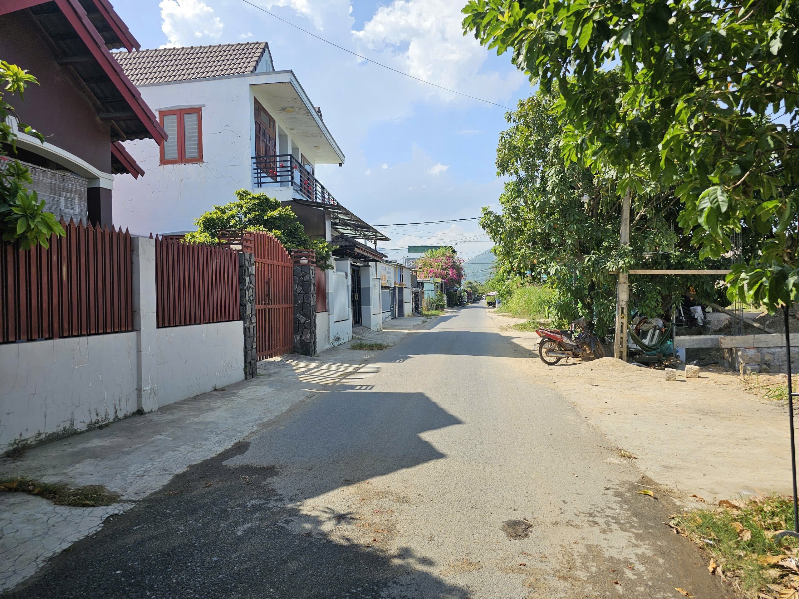 Bán đất Diên An mặt tiền đường Thông Tin cạnh 23/10 dân cư đông đúc 2