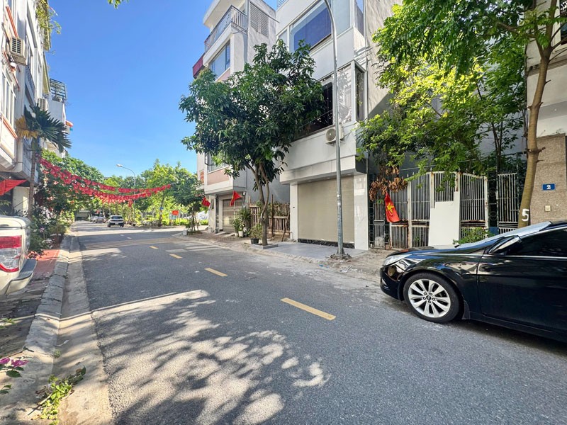 Cần bán đất TĐC Giang Biên Việt Hưng: 40m2, mặt tiền 4m, khổ đẹp, gần nhiều vườn hoa