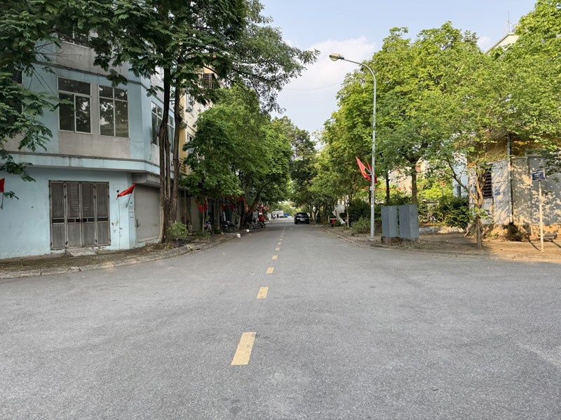 Bán đất TĐC Giang Biên 90m2, khổ đẹp vuông vắn, đường phân lô 11m, Sát Chợ & Trường Học