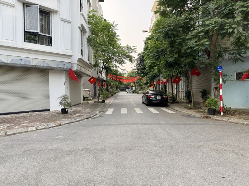 Bán đất TĐC Giang Biên 90m2, khổ đẹp vuông vắn, đường phân lô 11m, Sát Chợ & Trường Học 2