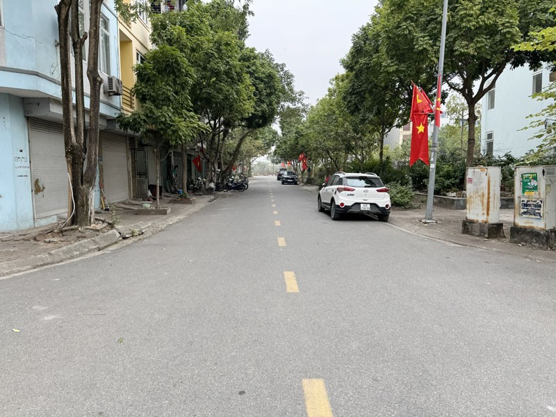 Bán đất TĐC Giang Biên 90m2, khổ đẹp vuông vắn, đường phân lô 11m, Sát Chợ & Trường Học 3