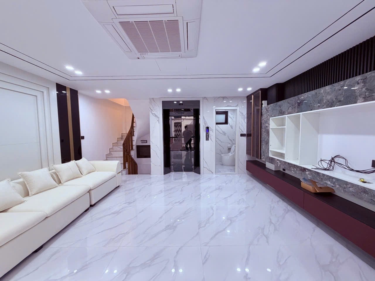 NHÀ PHÂN LÔ NGUYỄN VĂN CỪ – 7 TẦNG THANG MÁY, GARA Ô TÔ, FULL NỘI THẤT
