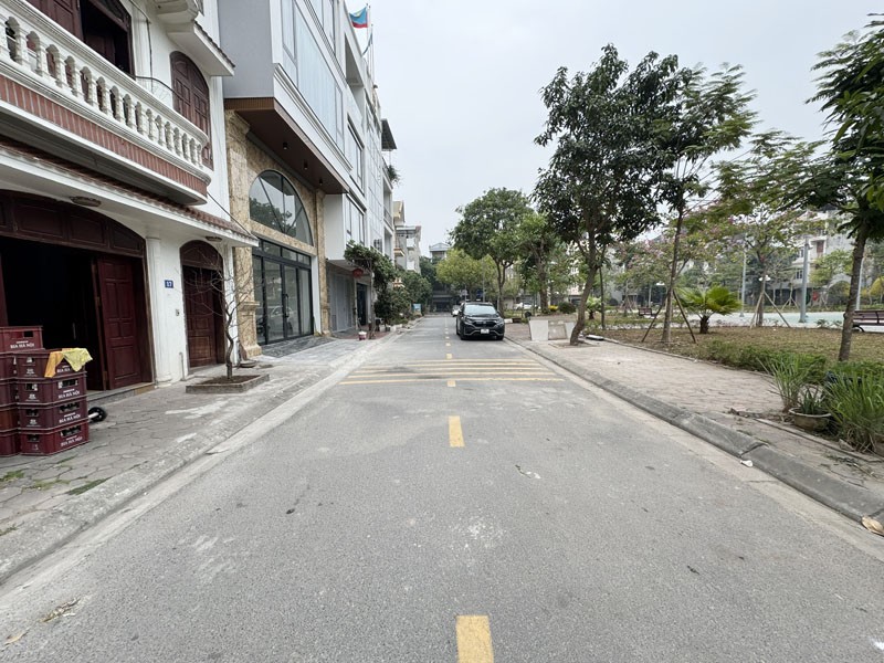 Cần bán đất TĐC Giang Biên Việt Hưng: 40m2, mặt tiền 4m, khổ đẹp, gần nhiều vườn hoa 6