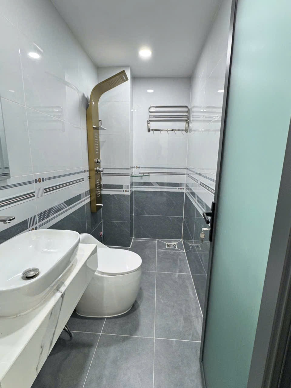 Bán nhà mới xây hẻm đường số 9, Bình Hưng Hòa dt 60m2 , 4 lầu, 5pn,5wc giá 7,9 tỷ 8