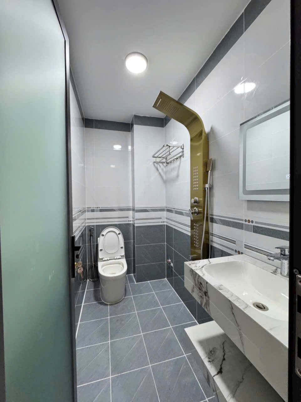 Bán nhà mới xây hẻm Bình Thành, Bình Hưng Hòa B dt 56,4m2 , 2 lầu , 5pn,5wc giá 5,9 tỷ 10