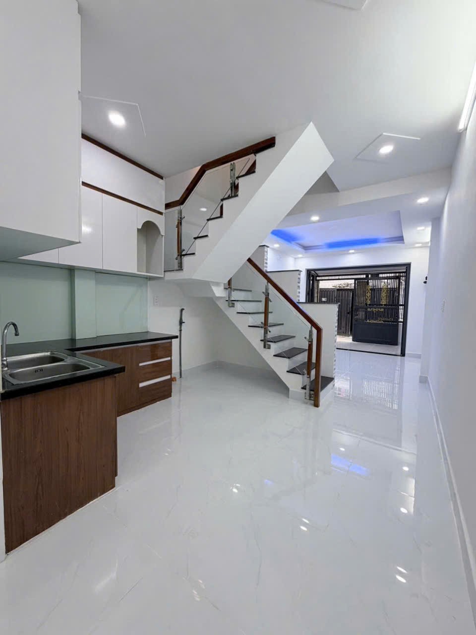 Bán nhà hẻm đường 27, Tân Sơn Nhì, q Tân Phú dt 39m2, 1 lầu, 2pn,2wc góc 2 mt giá 4,5 tỷ 6