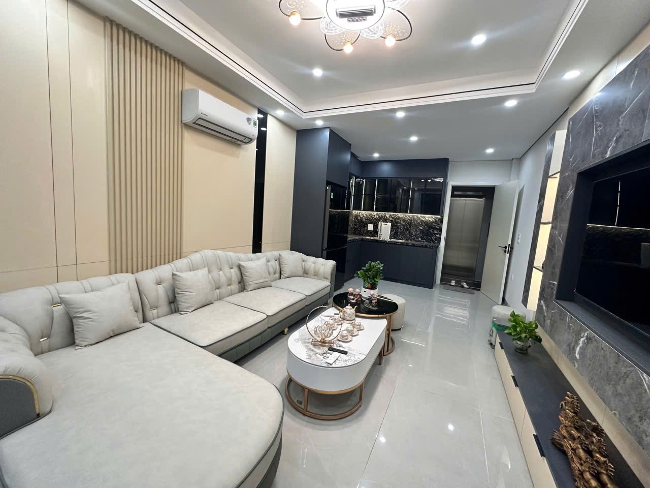 CHỈ 11,X TỶ - SỞ HỮU NGAY SIÊU PHẨM 6 TẦNG THANG MÁY, Ô TÔ NGỦ TRONG NHÀ TẠI TRUNG TÂM THẠCH 4